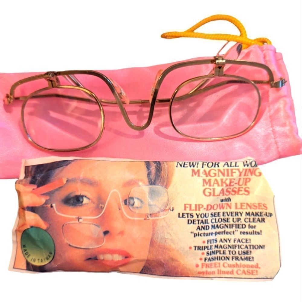 Vintage women's fold down magnifying glasses Taiwan‎
